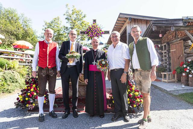 Diakon Toni Fersterer, Superintendent Olivier Dantine, Weihbischof Hansjörg Hofer, Organisator Hans Lottermoser (Obmann Kameradschaft St. Veit) und Bürgermeister Manfred Brugger feierten mit der Gemeinde. | Foto: Christina Decker