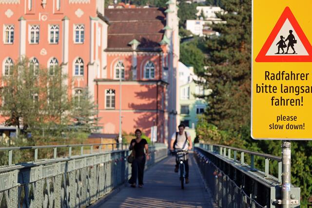 Das Radfahrverbot auf dem Emile-Béthouart-Steg wird nicht umgesetzt. | Foto: IKM