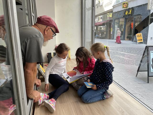 Wer etwas Pause von der Ausstellung braucht, kann ganz einfach lesen gehen. | Foto: Franziska Stritzl