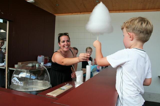 Kinderfreunde-Obfrau Rebecca Masching war den ganzen Nachmittag mit dem Drehen von Zuckerwatte beschäftigt.  | Foto: Mair