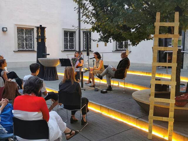 Für einen gemütlichen Sommerausklang zu literarischen Werken sorgte die siebente Brunnenlesung beim Kircheneck. | Foto: Nicola Werbanschitz