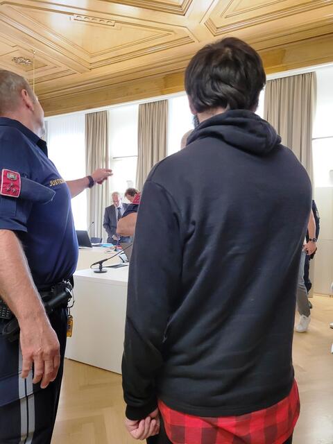 Die Trickbetrüger werden abgeführt. | Foto: Probst