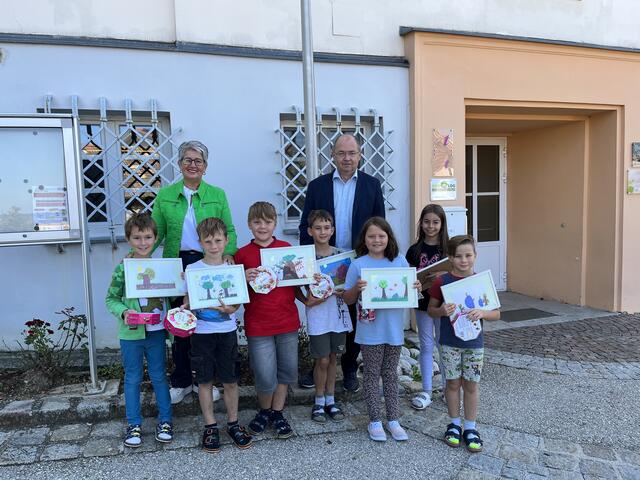 Acht Kinder machten sich Gedanken darüber, wie das Etikett des Gemeindesaftes aussehen könnte. | Foto: Gemeinde Sigleß