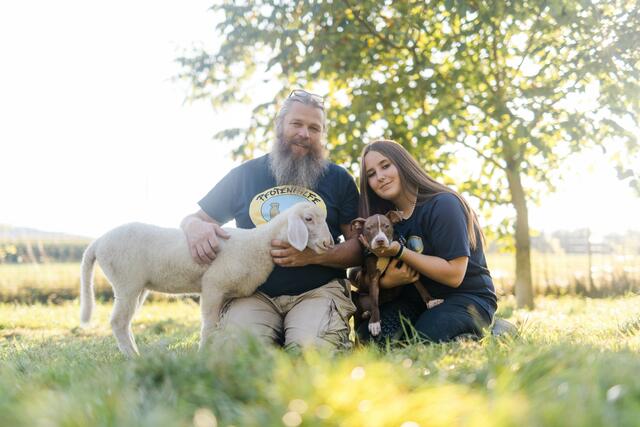 Foto von Chili mit "Ersatzmama" Jürgen Stadler und Tochter Aurelia mit einem Ansfelden-Hund. | Foto: Amazing Paws/Lisa Breckner