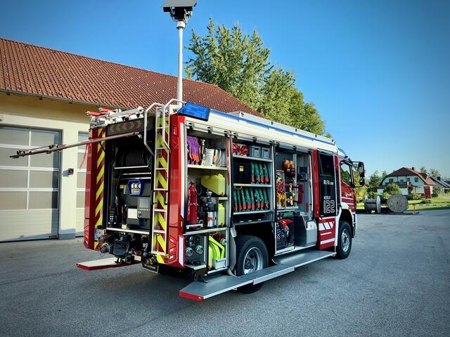 Es ist der ganze Stolz der Krenglbacher Freiwilligen Feuerwehr: Das neue und selbst mitentwickelte Löschfahrzeug kann von den Kammeradinnen und Kameraden unter Kommandant Huemer (li.) in Betrieb genommen werden. | Foto: FF Kreglbach
