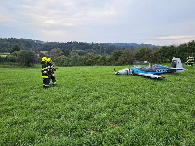 Das Kunstflugzeug wurde beim Absturz erheblich beschädigt. | Foto: FF St. Ulrich am Waasen