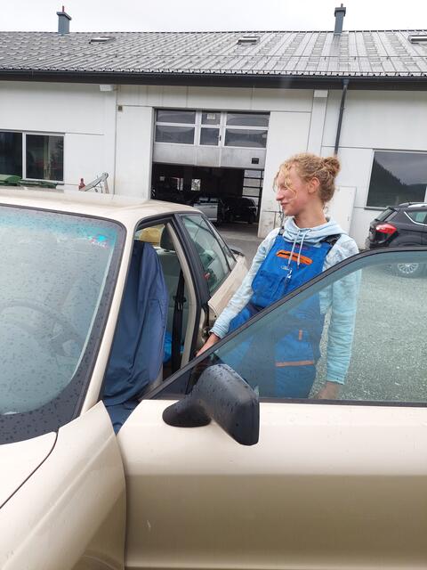 Tina mit ihrem goldenen Oldie, dem Audi 80. | Foto: Jasmin Elisabeth Pickl