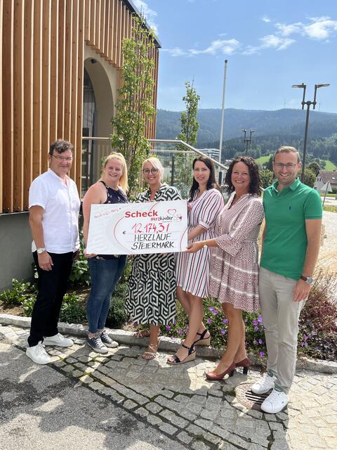 Symbolische Scheckübergabe vor dem Gemeindeamt Mitterdorf: Rainer Schlang, Carina Leitner, Manuela Kern, Katrin Brunner, Michaela Altendorfer und Jochen Jance. | Foto: Marktgemeinde St. Barbara