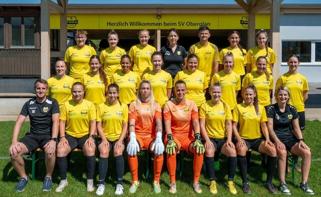 Sind auf den Weg ins obere Play Off: Die Damenmannschft des SV Oberglan mit Trainerin Stefnie Huber und Co. Florian Kogler. | Foto: Vaschauner