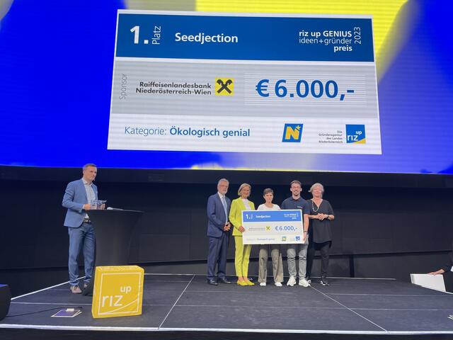 Das Gewinnerprojekt aus Tulln: Herman Kalenda (Raiffeisenbank), Landeshauptfrau Johanna Mikl-Leitner, Birgit Mitter, Nicolaus Gerstenmayer (Team Seedjection) und Petra Patzelt (Geschäftsführerin riz up ) | Foto: Victoria Edlinger