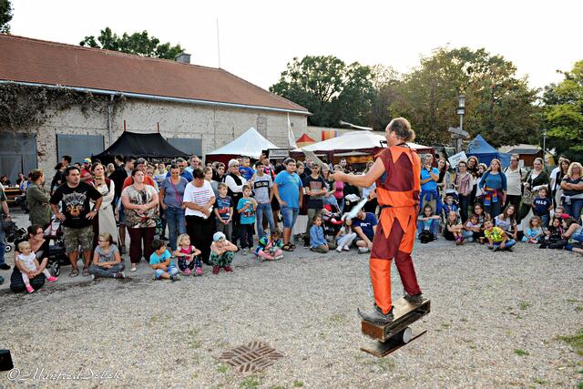 Schausteller und Schaustellerinnen zeigen Kunststücke. | Foto: Manfred Sebek