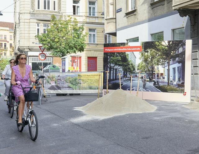 Ulli Sima testet die Pfeilgasse. | Foto: PID/Markus Wache