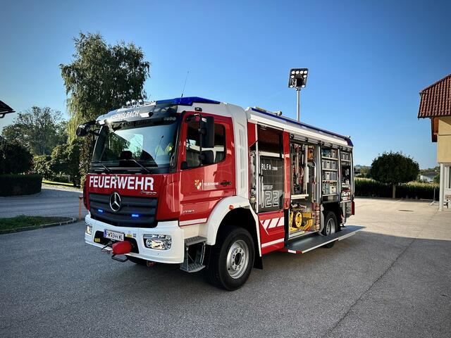 Es ist der ganze Stolz der Krenglbacher Freiwilligen Feuerwehr: Das neue und selbst mitentwickelte Löschfahrzeug kann von den Kammeradinnen und Kameraden unter Kommandant Huemer (li.) in Betrieb genommen werden. | Foto: FF Kreglbach