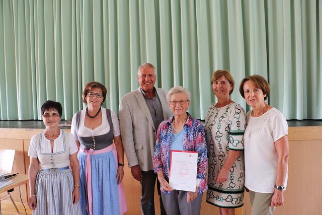 Roswitha Tappler (li), Renate Wurzinger und Herta Reindl (re) vom Vorstand des PVÖ Premstätten ehrten mit Günther Bauer und Vzbgm. Ingrid Baumhackl Anna Muhr für ihre 40-jährige Mitgliedschaft. | Foto: Edith Ertl