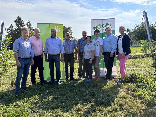 Beim Frühstück im Obstgarten: Leopold Kössner, Herbert Gutkas, Norbert Hummel, Thomas Trimmel, Gerhard Kainz, Bezirksbäuerin Renate Kainz, Obfrau der Erzeugergemeinschaft Edelkorn Barbara Widner, Obmann Christoph Kadrnoschka und Abteilungsleiterin Agrarkommunikation Daniela Morgenbesser (v.l.) | Foto: LK NÖ, Daniela Morgenbesser