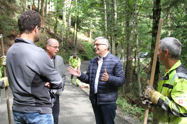 Archivbild: Landesrat Josef Schwaiger in Sankt Koloman mit dem Wegmeister des Tennengaus, Georg Hirscher, und Bürgermeister Herbert Walkner sowie Arbeitern. | Foto: Land Salzburg/Melanie Hutter