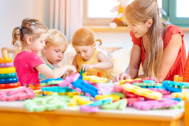 Die Tiroler Landesregierung stellte ihr 10-Punkte-Maßnahmenpaket zur Kinderbetreuung vor. Doch die Opposition ist ganz und gar nicht begeistert.  | Foto: panthermedia.net/Kzenon