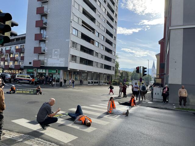 Die Klimakleber blockierten die Kärntner Straße in Knittelfeld. | Foto: RegionalMedien Steiermark