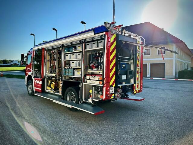 Es ist der ganze Stolz der Krenglbacher Freiwilligen Feuerwehr: Das neue und selbst mitentwickelte Löschfahrzeug kann von den Kammeradinnen und Kameraden unter Kommandant Huemer (li.) in Betrieb genommen werden. | Foto: FF Kreglbach