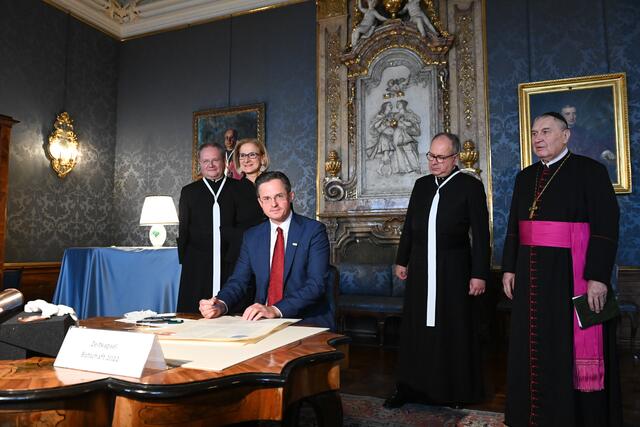 Unterzeichnung der Zeitkapsel zu Leopoldi 2022 | Foto: Stift Klosterneuburg/Walter Hanzmann