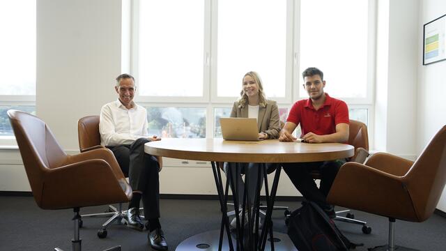 v.l.: Geschäftsführer Jörg Lechner mit Sophie Sturm und Lukas Hagler. | Foto: Sophie Sturm