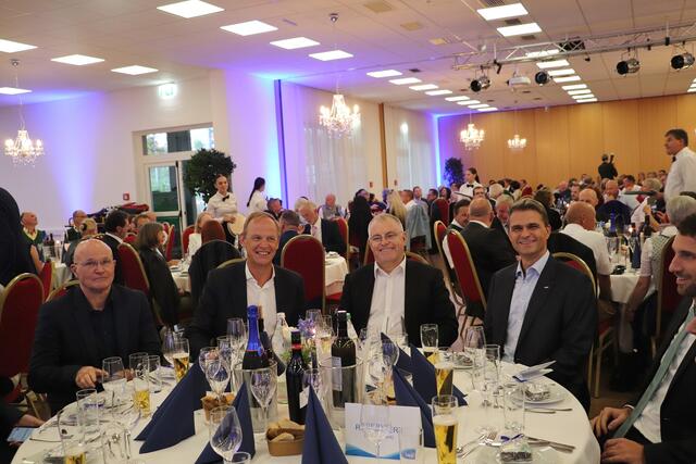 Hochkarätiger Besuch bei der Jubilarfeier aus Südafrika und Brüssel: Sappi Gratkorn-Geschäftsführer Peter Putz (re) mit CEO Steven Binnie und Europachef Marco Eikelenboom.  | Foto: Edith Ertl