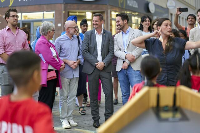 Bezirksvorsteher Marcus Franz (SPÖ, Mitte) freute sich über die Benennung des Platz der Kulturen. | Foto: PID/Markus Wache