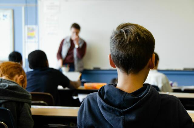 Das neue Schuljahr ist erst ein paar Tage alt, dennoch machen sich bereits jetzt chaotische Zustände aufgrund des akuten Lehrermangels bemerkbar, wie die Lehrervertretung kritisiert.  | Foto: Taylor Flowe/Unsplash