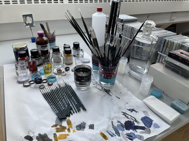 Viele feine Pinsel braucht der Künstler für seine Arbeit.  | Foto: Lisa Kammann