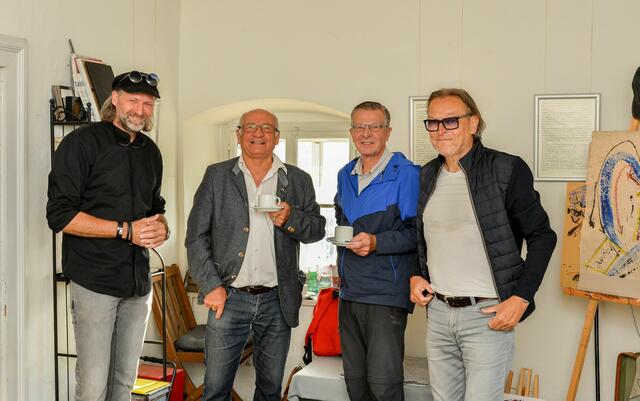 Künstler Heimo Luxbacher konnte viele bekannte Gesichter in seinem Atelier begrüßen. | Foto: Gerhard Pulsinger