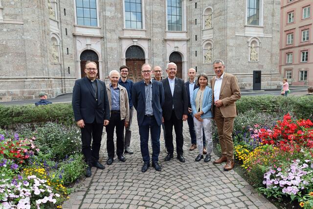Bischof Hermann Glettler, Diözesankonservator Pfarrer Rudolf Silberberger, Roman Strieder (Projekte, Gestaltung, Ortsbildschutz), Architekt Bernhard Berger, Wolfgang Andexlinger (Amtsvorstand Stadtplanung), Dompfarrer Florian Huber, Christian Müller (Tiefbau - Planung), Stadträtin Uschi Schwarzl und Bürgermeister Georg Willi (v.l.) freuen sich auf die anstehende Neugestaltung. | Foto: IKM