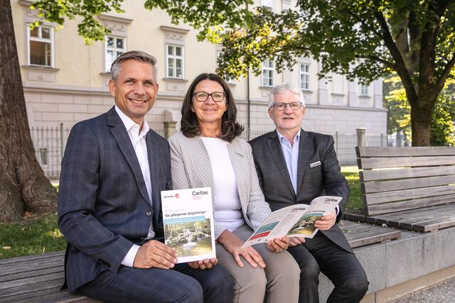  Soziallandesrat Wolfgang Hattmannsdorfer, Sonja Zauner, Leiterin der Servicestellen Pflegende Angehörige und Caritas OÖ-Direktor Franz Kehrer.  | Foto: Land OÖ/Gerstmair
