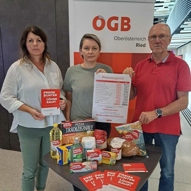 ÖGB Regionalsekretärin Gerlinde Gschwendtner, ÖGB Regionalvorsitzende Martina Reischenböck und ÖGB Pensionisten Vorsitzender Hans Walchetseder bei der Aktionswoche gegen die Teuerung.

 

  | Foto: ÖGB Ried