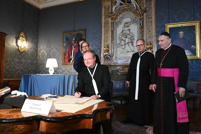 Unterzeichnung der Zeitkapsel zu Leopoldi 2022 | Foto: Stift Klosterneuburg/Walter Hanzmann