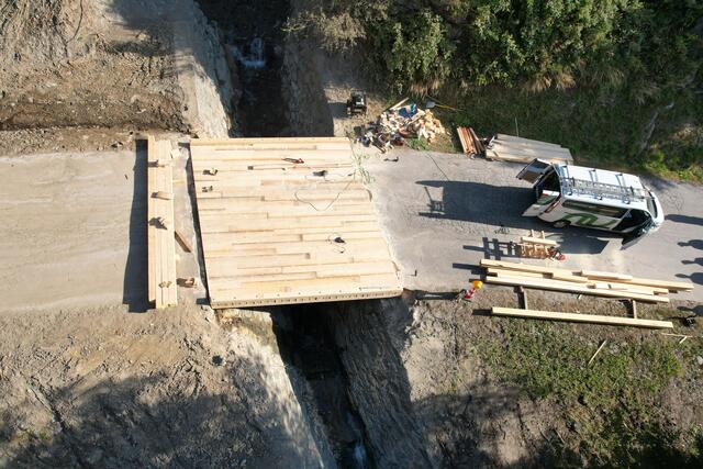 Im Frühjahr 2024 soll die derzeitige Ersatzbrücke durch eine neue dauerhafte Lösung ersetzt werden. Die Planungen dazu laufen.
 | Foto: BBA Lienz