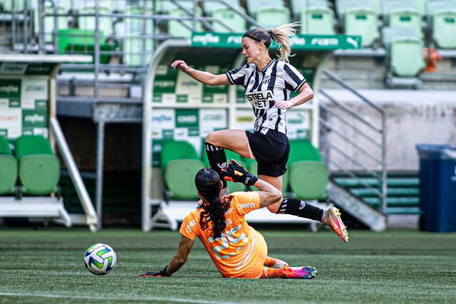 Im Frühjahr 2023 ging Elena Kössler aus Ötztal-Bahnhof noch in Brasilien auf Torjagd, erzielte dort als erste Europäerin einen Treffer in der 1. Liga. | Foto: ZVG