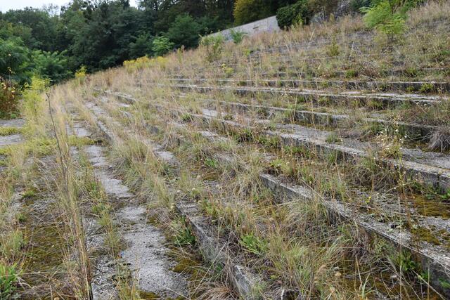 Von der einstigen Tribüne ist nicht mehr viel übrig.  | Foto: Stefan Schneider