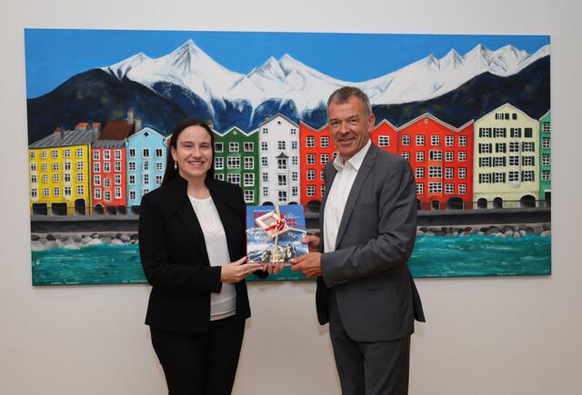 Innsbrucks Bürgermeister Georg Willi überreicht Geschenke an Sarajevos Bürgermeisterin Benjamina Karić.  | Foto: IKM/Steinacker