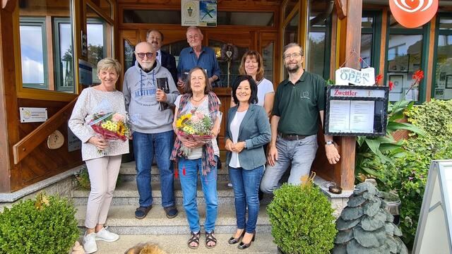 Langjährige Stammgäste wurden für Ihre Treue zur Waldpension Nebelstein von den Gastgebern Eva und Andreas Schmidt, zusammen mit Bürgermeisterin und Abg. zum Bundesrat Margit Göll geehrt. | Foto: Tourismusverein Moorbad Harbach