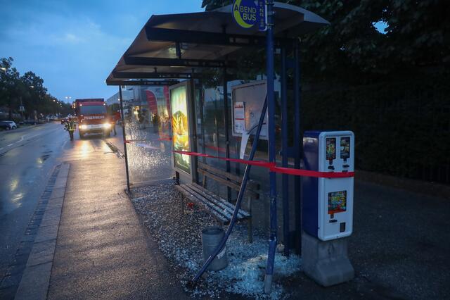 Eine Spur der Verwüstung: Das Buswartehäuschen in der Dragonerstraße. | Foto: laumat.at/Matthias Lauber