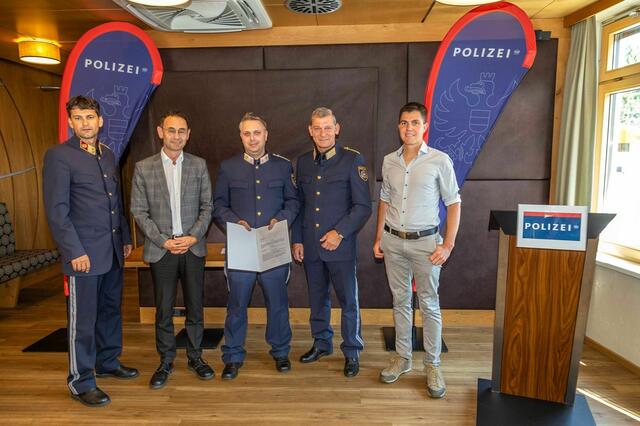 Bezirkspolizeikommandant Martin Reisenzein, BH Michael Berger, Inspektionskommandant Andreas Farka, Landespolizeidirektor Helmut Tomac und Vize-Bürgermeister Thomas Wörgetter (v. li.).
  | Foto: LPD Tirol/Romana Schwaninger