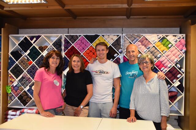 V.l.: Michaela Tanzer, Marie-Theres Van Eck-Würsch, Martin Würsch, Karl Troger und Klaudia Wanker. Alle drei Damen waren je um die 30 Jahre bei Troger angestellt! | Foto: Kainz