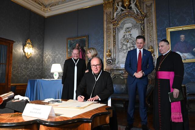 Unterzeichnung der Zeitkapsel zu Leopoldi 2022 | Foto: Stift Klosterneuburg/Walter Hanzmann