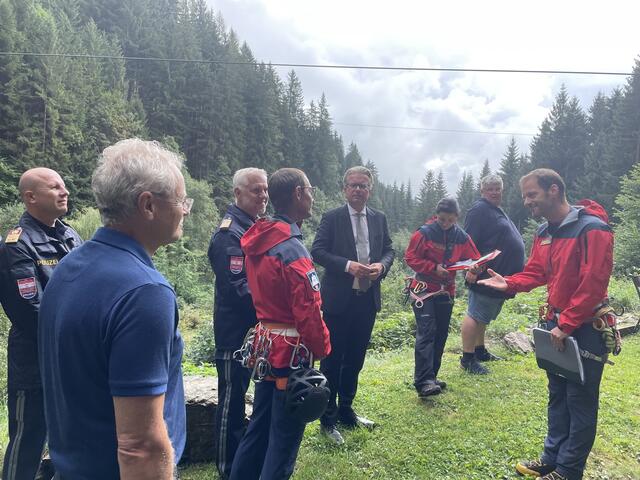 Wolfgang Murer (r.) erklärte die Szenarien. | Foto: Verderber