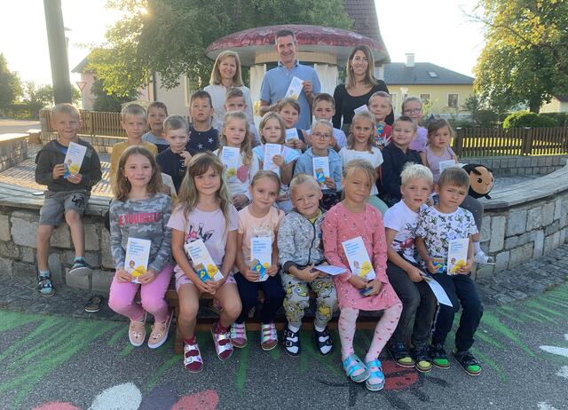 Schulleiterin VOL Astrid Steindl, GGR Wolfgang Sinhuber und Klassenlehrerin VL Margit Hipp-Schnabl, BEd mit den Schülern der ersten Klasse der Volksschule Echsenbach. | Foto: Marktgemeinde Echsenbach