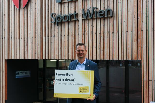 "Favoriten ist in vielen Bereichen ein Öko-Musterbezirk", so Bezirkschef Marcus Franz (SPÖ) vor der Sport und Fun Halle Favoriten. | Foto: MA20/Lorjan Polozani