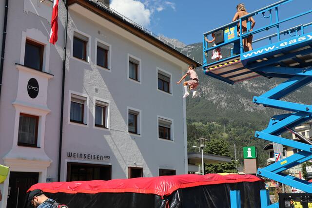 Ein mutiger Abenteurer stürzt sich auf den Airbag. | Foto: Celina Leitner
