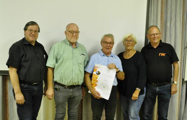 V. l.: Stadtpfarrer Eduard Bachleitner, Franz Bindreiter (Kolping OÖ), Ernst und Martha Flieher sowie Xandl Staudinger (Kolping OÖ). | Foto: Wagner