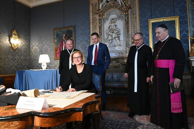 Unterzeichnung der Zeitkapsel zu Leopoldi 2022 | Foto: Stift Klosterneuburg/Walter Hanzmann