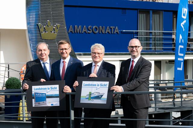 Von links: Linz AG-Generaldirektor Erich Haider, Landesrat Markus Achleitner (ÖVP), Bürgermeister Klaus Luger und Stadtrat Dietmar Prammer (beide SPÖ) verkünden den Baustart für sieben Landstromanlagen in Linz. | Foto: Fotokerschi.at